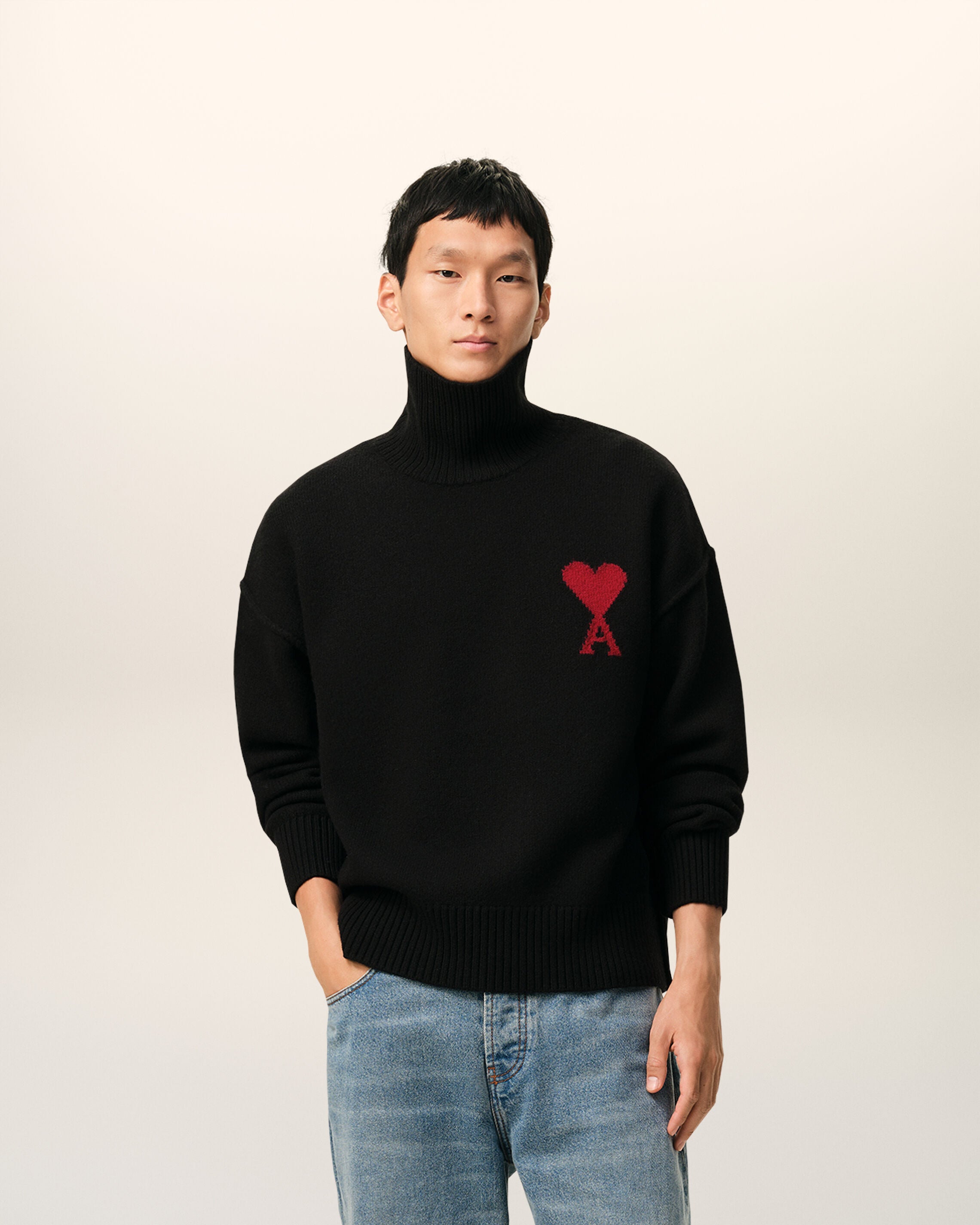 MOLETOM PRETO/VERMELHO DE LÃ DE CAXEMIRA AMI DE COEUR COM GOLA BICO | AMI PARIS