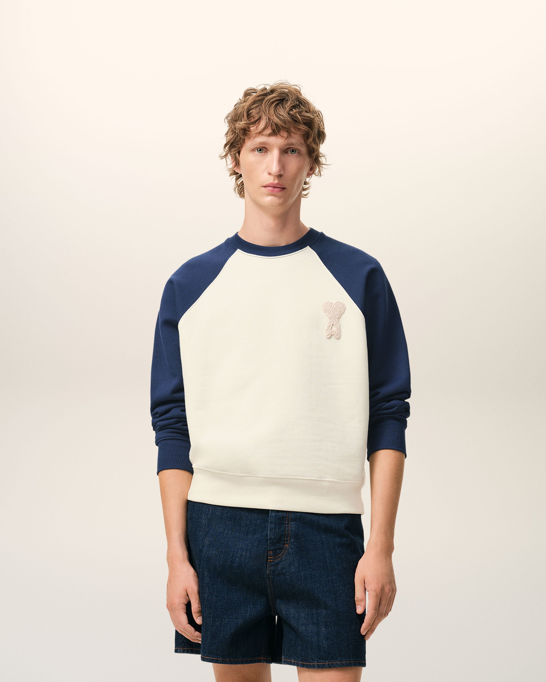 CAMISA DE MOLETOM AMI DE COEUR BRANCA E AZUL EM ALGODÃO MALHA BRANCA/INK | Ami Paris