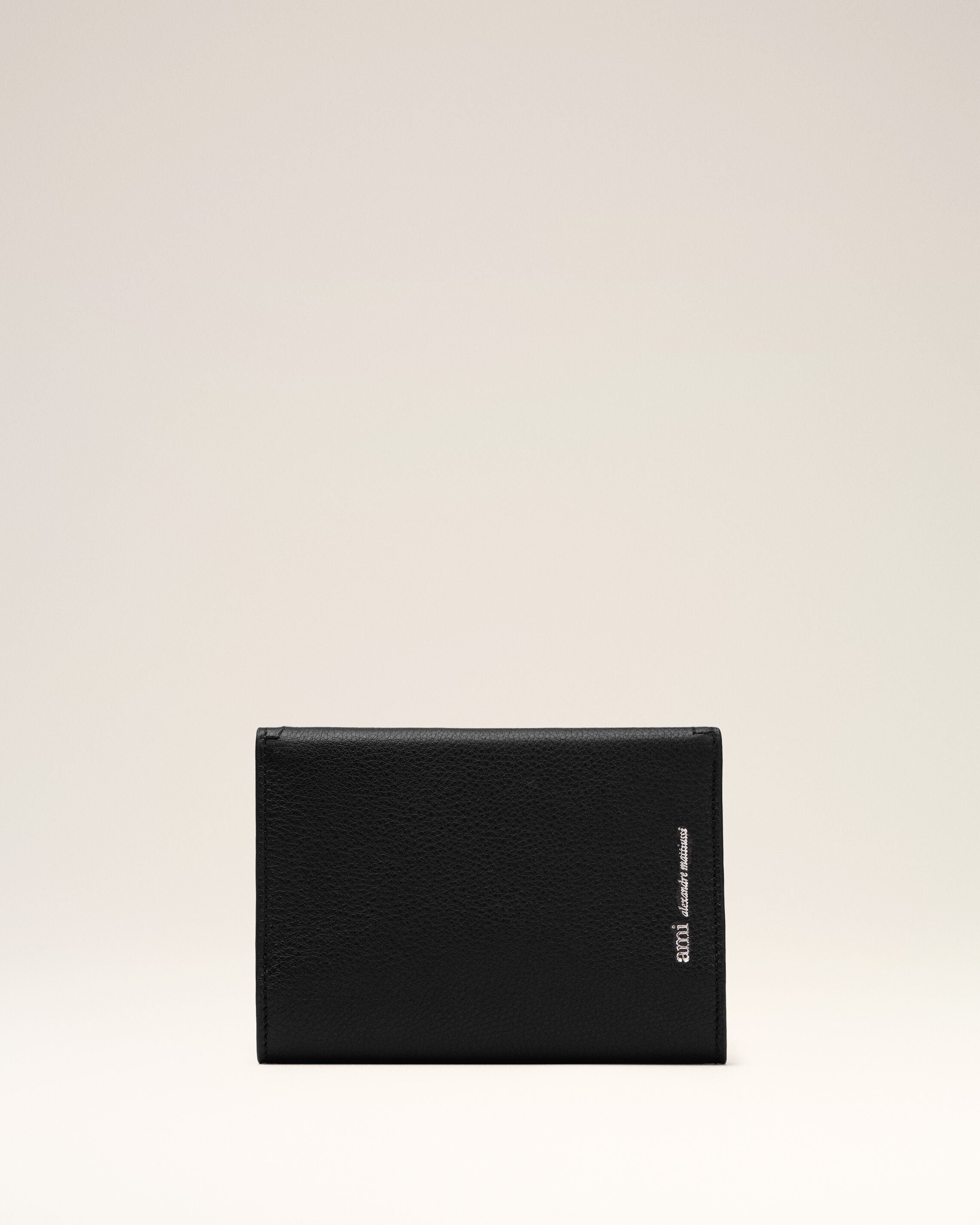 PORTA PASSAPORTE ENVELOPE ETIENNE EM COU TAUILLON PRETO BLACK | AMI PARIS